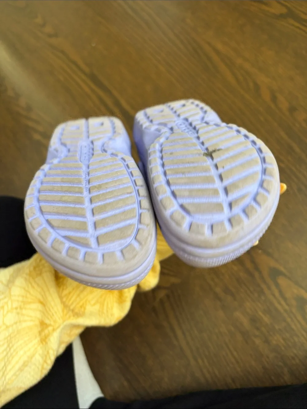 CROCS Kids Lavender Faux-Fur Lined Clogs. C8